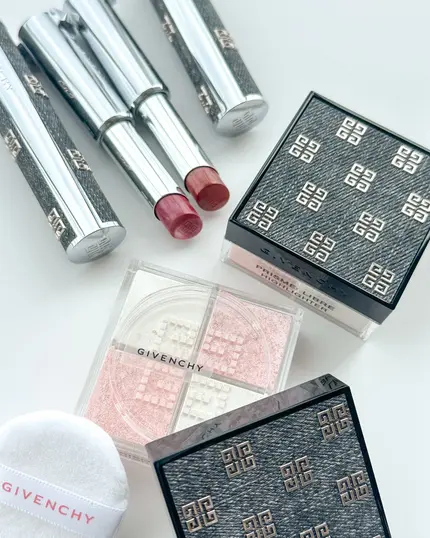 【#ジバンシイ】 時代を越えて愛される「ウォッシュドデニム」のパッケージを纏った秋コレクション💄7/25発売💗【#VOCE秋コスメ速報🌈】

この秋、ジバンシイのアイコニックアイテムが、エッジーな「ウォ
